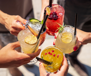 Sommerlicher Sonnenuntergang, Meeresbrise und der perfekte Aperitif