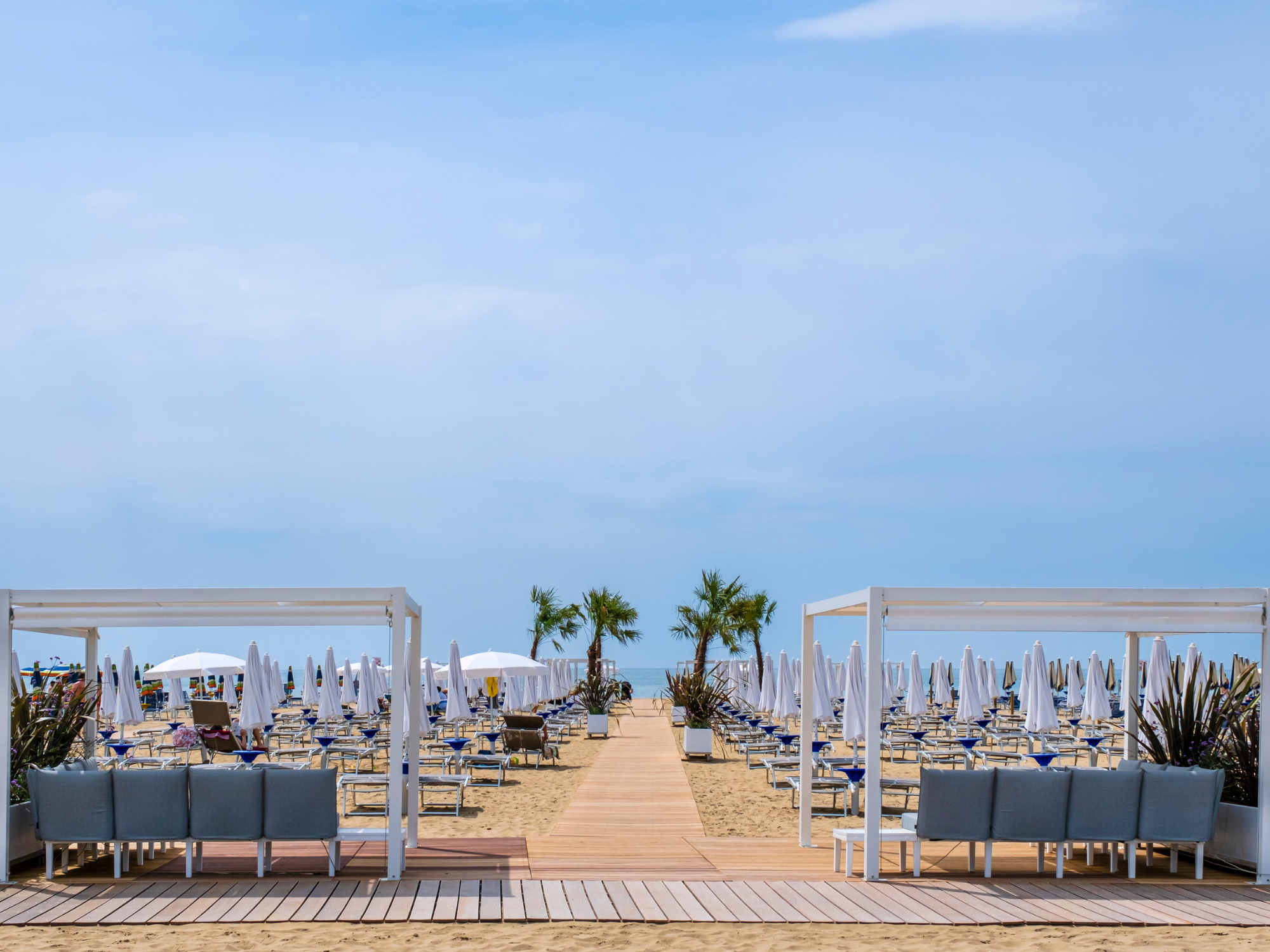 Free beach in Bibione: 8km of golden sand and blue flag